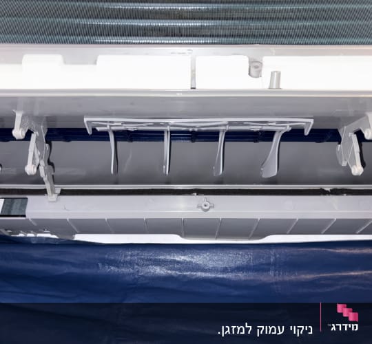 חלק פנימי של מזגן עם תריסים פתוחים